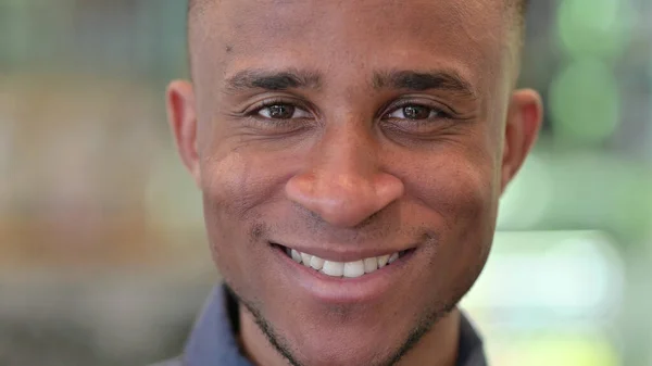 Primer plano de la cara del joven africano sonriente —  Fotos de Stock