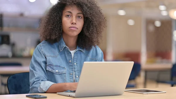 Mulher Africana com Laptop Olhando para Câmera no Trabalho — Fotografia de Stock