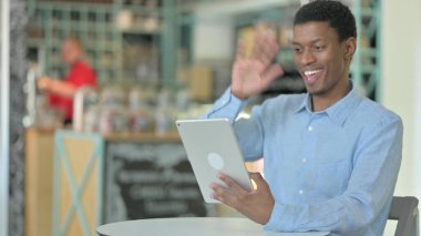 Neşeli Genç Afrikalı Adam Tablet 'te Video Sohbeti yapıyor 