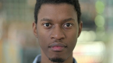 Genç Afrikalı Kameraya Bakıyor 