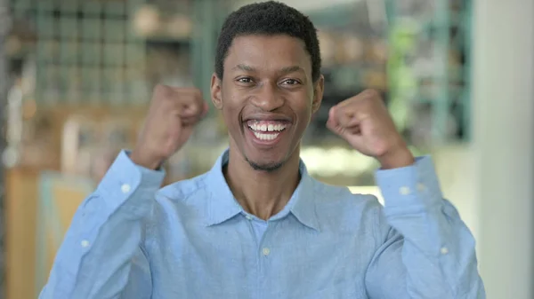 Portret van Ambitieuze Jonge Afrikaanse Man Viert Succes — Stockfoto