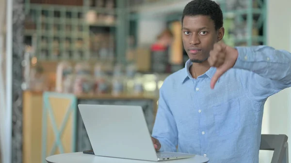 Tummen ner av ung afrikansk man som arbetar på Café — Stockfoto