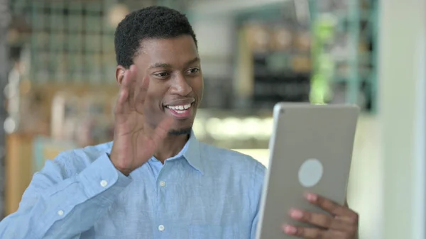 Retrato de Vídeo Chamada em Tablet por Homem Africano — Fotografia de Stock