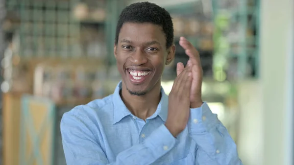 Porträtt av uppskattande ung afrikansk man klappning — Stockfoto