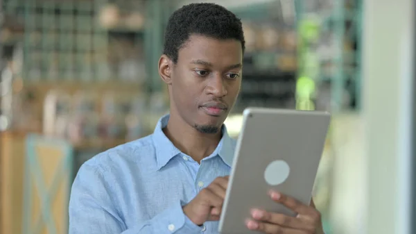 Retrato de Jovem Africano Ambicioso usando Tablet Digital — Fotografia de Stock