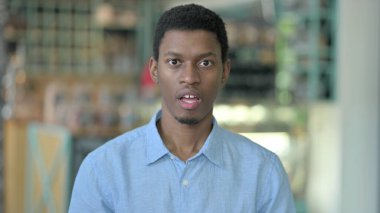 Üzgün Genç Afrikalı Adam 'ın Portresi Şok Olmuş