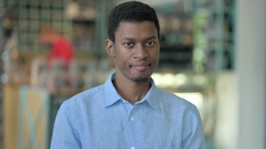 Kafasını sallayarak 