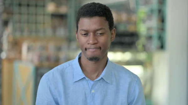 Retrato de un joven africano molesto sintiéndose triste ante la cámara —  Fotos de Stock