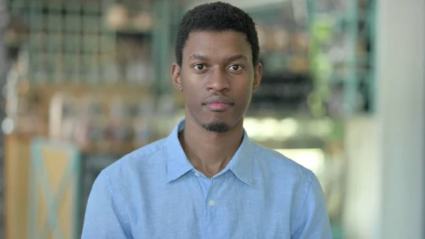 Retrato de Jovem Africano Olhando para Câmera — Fotografia de Stock