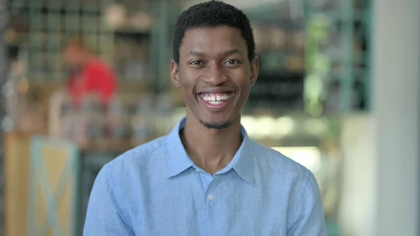 Retrato de un joven africano diciendo que sí por Shaking Head —  Fotos de Stock