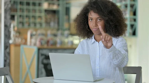 Serious jovem mulher africana com laptop dizendo não com o dedo — Fotografia de Stock