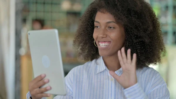 在数码平板电脑上进行视频通话的年轻非洲女性 — 图库照片