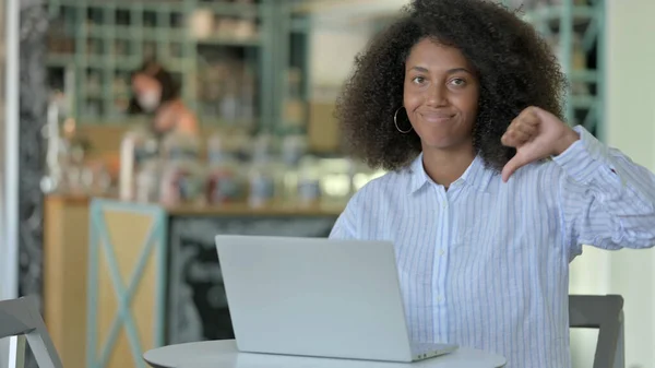 Tummen ner av Afrikansk Kvinna som arbetar på Café — Stockfoto