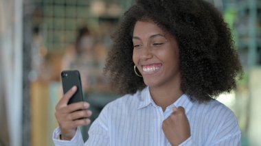 Smartphone 'da Başarı Kutlaması İçin Heyecanlı Genç Afrikalı Kadın 