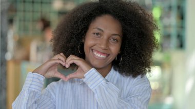 Genç Afrikalı Kadın El ile Kalp İşareti Gösteriyor
