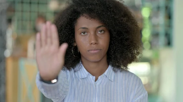 Grave jovem africana mulher mostrando parar sinal — Fotografia de Stock