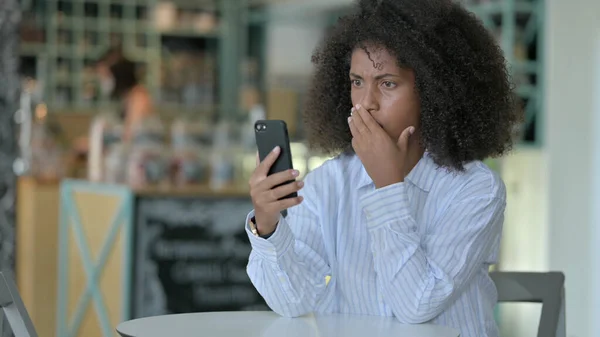 Csalódott afrikai nő elvesztése okostelefon — Stock Fotó
