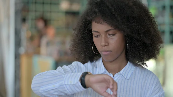 Genç Afrikalı Kadın İzliyor, Bekliyor 