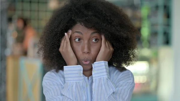 두 통을 앓고 있는 기진맥진 한 젊은 아프리카 여자 — 스톡 사진