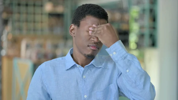 Portrét unaveného mladého afrického muže s bolestí hlavy — Stock fotografie