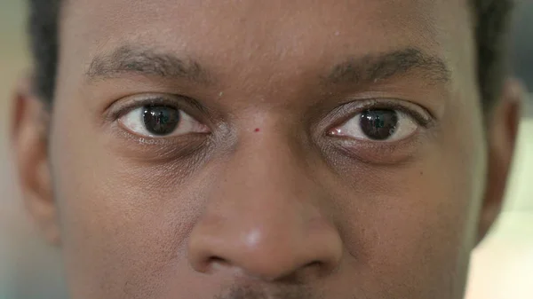 Piscar os olhos do homem africano, Fechar — Fotografia de Stock