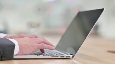 İşadamı Daktilo Bilgisayarını Kapat 