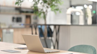 Opne Laptop Masasında Boş Ofis