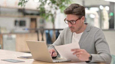 Laptop Okuma Belgeleriyle Orta Çağ Adamı 