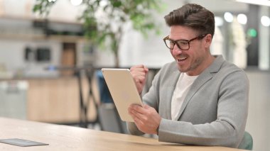 Tablette Başarı Kutlaması İçin Heyecanlı Orta Çağ Adamı