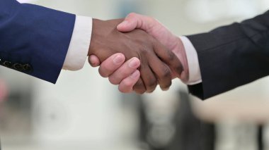 Afrikalı İş Adamının İş Adamlarıyla Tokalaşması 