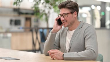 Mutlu Orta Çağ Adamı Telefonda konuşuyor 