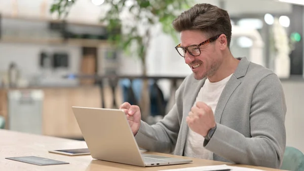 Homme du Moyen Âge Célébration du succès sur ordinateur portable — Photo