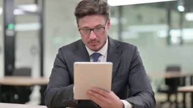 Dijital Tablet kullanan Çekici Orta Çağ İşadamı Portresi