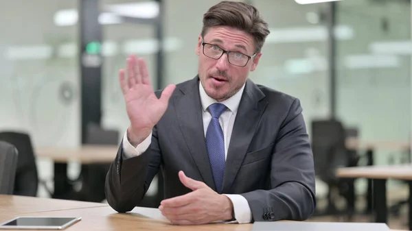 Empresario Positivo de Edad Media haciendo Video Chat en la Oficina — Foto de Stock