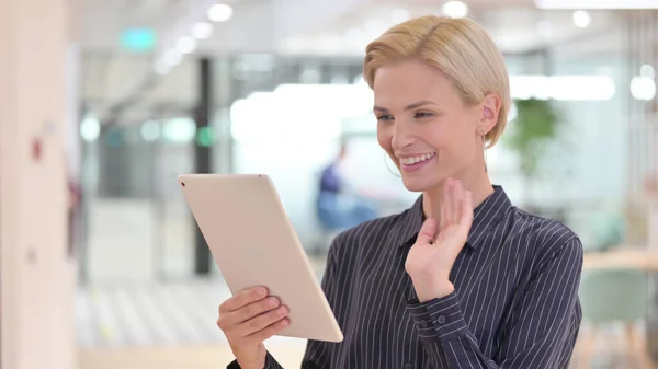 Ung affärskvinna gör Video Call på Tablet — Stockfoto