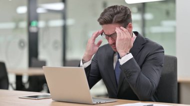 Gergin Orta Çağ İşadamı Ofiste Baş Ağrısı çekiyor 