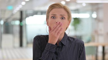 Çekici Genç İş kadınının Portresi Şok Olmak ve İfade Etmek