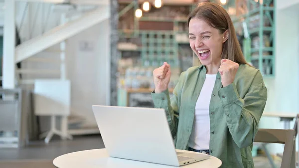 Aufgeregte Frau feiert Erfolg auf Laptop im Café — Stockfoto