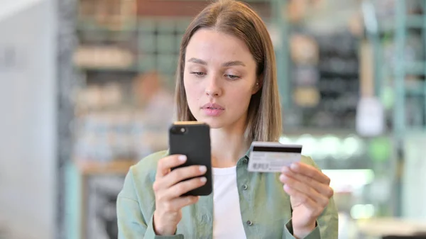 Portrait of Woman making Online Payment on Smartphone — Stock Photo, Image