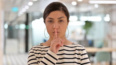 Hintli Kadın 'ın Dudağına Parmak Koyan Portresi, Sessiz İşaret 