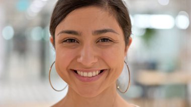 Kameraya gülümseyen Hintli kadının yüzüne yaklaş.