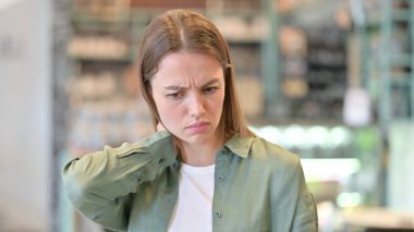 Boyun Ağrısı Olan Stresli Kadın Portresi 