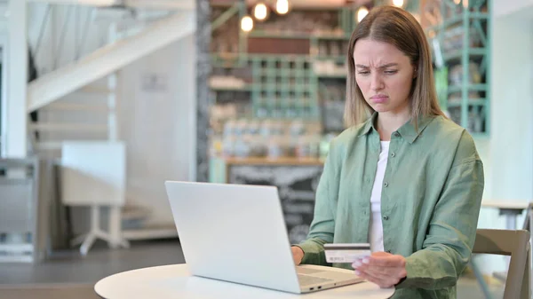 Kafe 'deki Laptop' ta Çevrimiçi Ödeme Hatası Olan Kadın — Stok fotoğraf