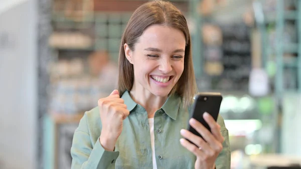 Mujer emocionada aplaudiendo el éxito en Smartphone —  Fotos de Stock