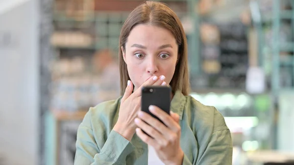 Smartphone 'da Kaybolan Üzgün Kadın Portresi 