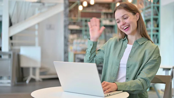 Szakmai Woman csinál video chat a laptopon a Cafe — Stock Fotó