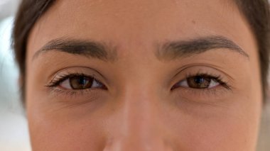 Hintli kadının yanıp sönen gözlerine yaklaş