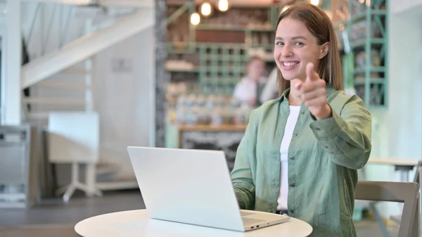 Boldog nő laptoppal a fényképezőgép felé mutat — Stock Fotó