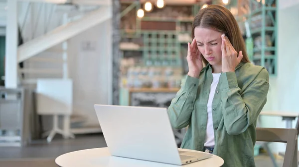 Mulher estressada com laptop com dor de cabeça no café — Fotografia de Stock