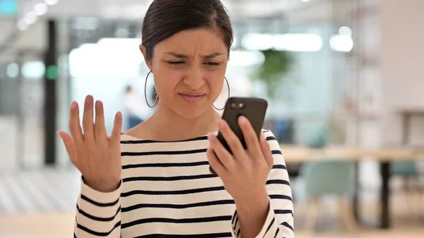 Ritratto di donna indiana con perdita su Smartphone — Foto Stock